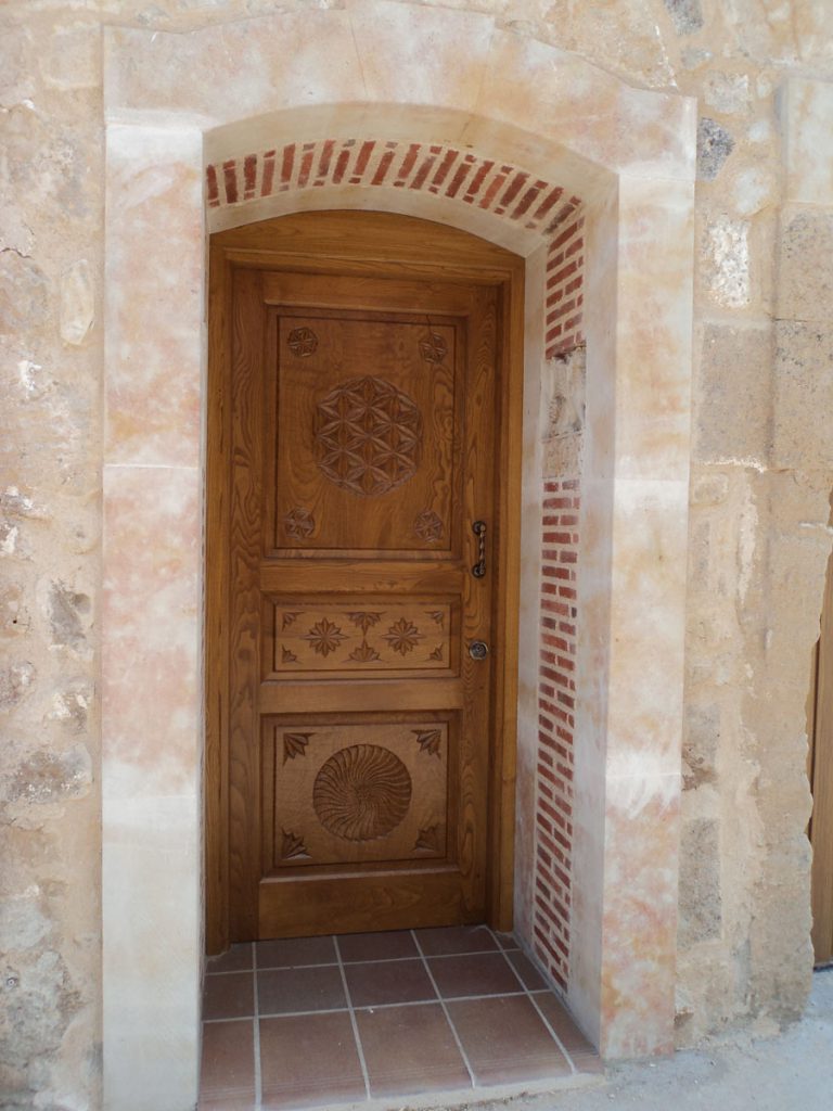 Puerta de entrada en castaño