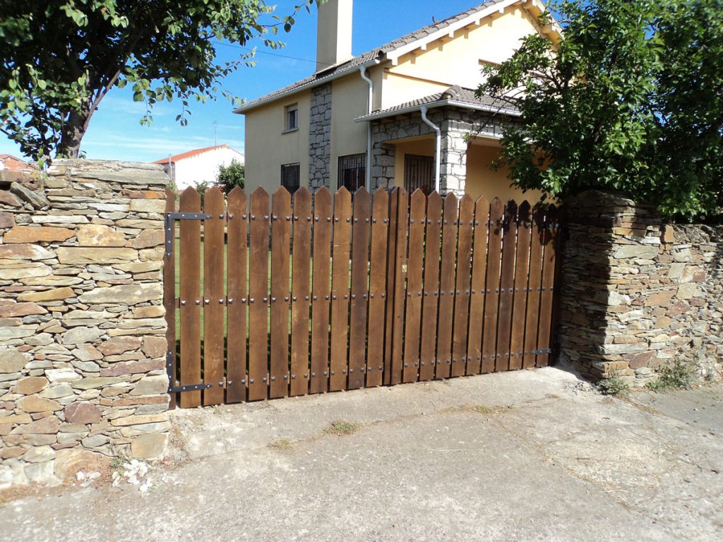 puertas tipo valla en castaño